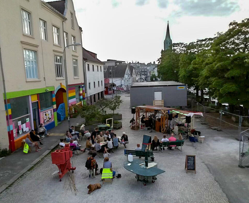 PĂ„ bildene ovenfor: Reparasjonsfestivalen 2023 med SĂžstra100s Omsorgsbua, og konsert med Nils Henrik Asheim og venner Nytorget